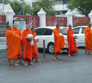 Mönche vor dem Marmortempel