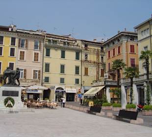 Strandpromenade mit Cafes