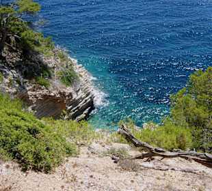 Die Strasse ist weit oben.