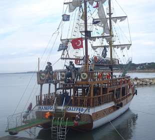 Ausflugsschiff am kleinen Hafen