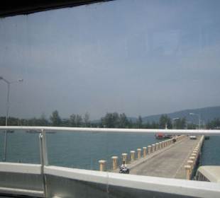 Der Blick auf die Insel und den Steg.