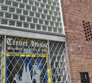 Haus Treuer Husar Blau-Gelb