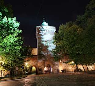 Planty nocą, w tle brama Floriańska