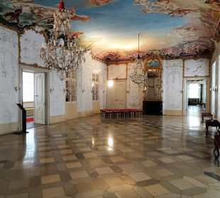 Im "Weißen Saal" von Schloss Seehof