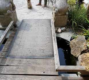 Kleine Brücke am Eingang