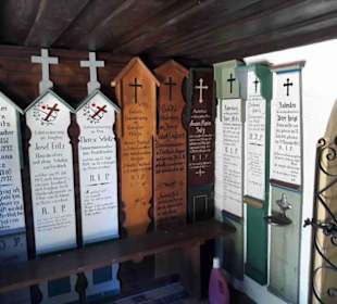 Totenbretter im Anbau