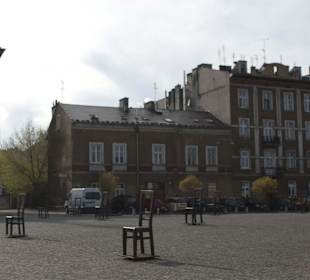 Plac Bohaterów Getta, krzesła.