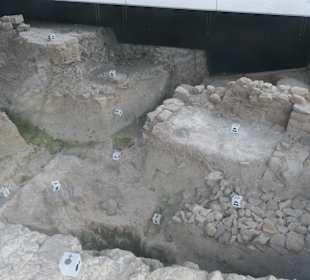 Bei der Archäologische Vitrine im Elisengarten