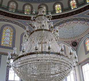 Leuchter und bunte Glasfenster