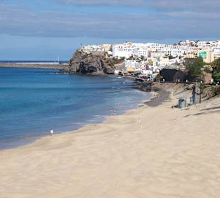 Blick vom Strand zum nächsten Hotel