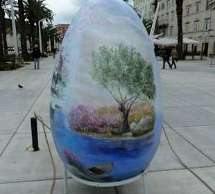 Dekoratives Osterei auf der Promenade