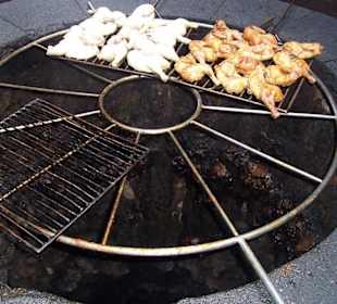 Der mit Erdwärme geheizter Grill des Restaurants