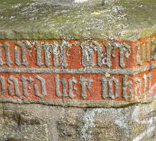 Inschrift am Sockel des Vasmer-Kreuzes