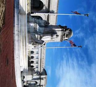 Vorplatz des Bahnhofs