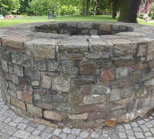 Brunnen mit der Installation LOLTROLL