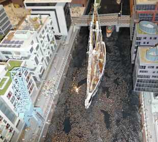 Bei der Elbphilharmonie