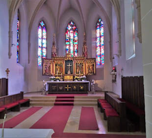 Der Altarraum der Stadtpfarrkirche St. Johannes