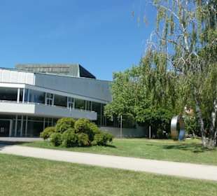 Châteaudunpark: Theater und Wälzlagerdenkmal