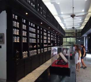 Apotheke an der "Flaniermeile" Calle Obispo