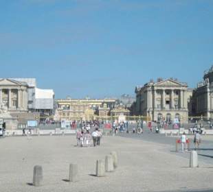 La piazza antistante