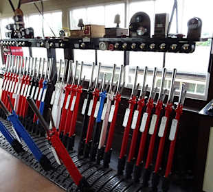 Stellwerk im Bahnhof Bishops