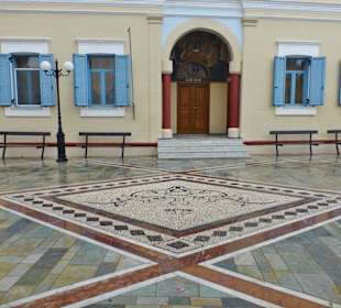 Beindruckendes Gebäude und schöner Bodnebelag