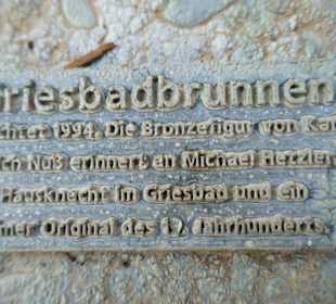 Beschriftung am Brunnen