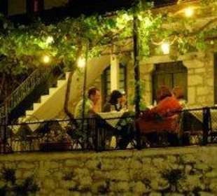 Część tawerny pod liśćmi winogron