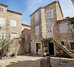 Platz mit einem Rest eines Altars