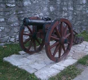 Armaty znajdujące się na placu w klasztorze