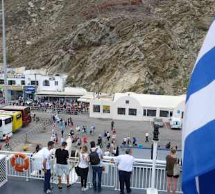 Stopp mit der Fähre im Athinios Hafen