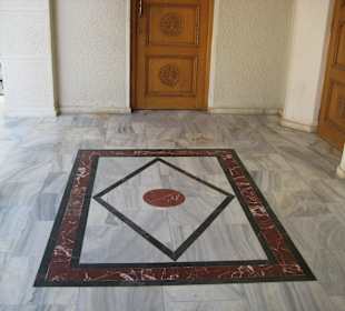 Boden vor dem Haupteingang zur Kathedrale