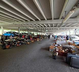 Trödelmarkt im Uni-Parkhaus in Saarbrücken