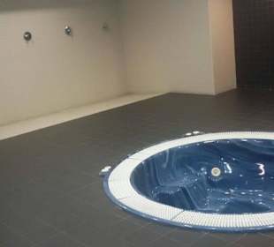 Dusche und kleiner Whirlpool von den Spielern