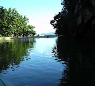 Langsam fließt der Fluß ins Meer