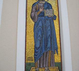 Rechts und links neben dem Hauptportal