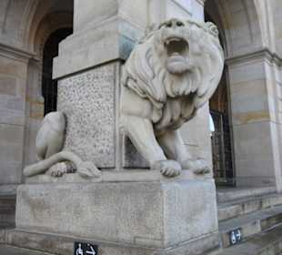 Löwenfigur am Treppenaufgang