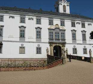 Hlavní brána zámku s prvním nádvořím