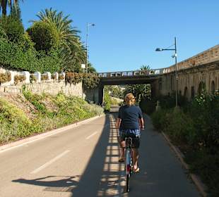 Hier erkennt man die alte Bahnstrecke