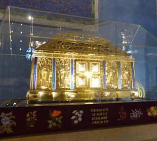 Schrein mit den Reliquien der Hl. Hildegard