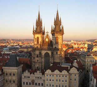 Blick vom Turm des Rathauses auf die Teynkirche