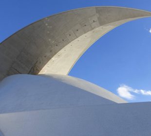 Futuristisch: Kongress- und Konzerhalle am Meer