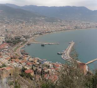 Bilck von der Burg zum alten Hafen von Alanya