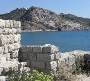 Blick vom Kamari Strand  auf das Meer