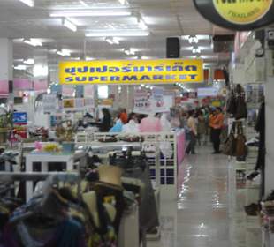 Im hinteren Teil gibt es einen Supermarkt