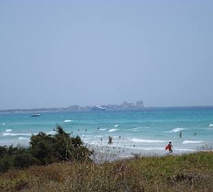 Im Hintergrund die Hotels von Colonia