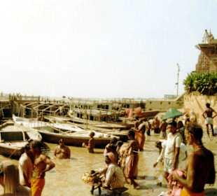 Der Fluss Ganges in Varanasi (Benares)