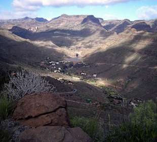 Die Ortschaft Ayagaures mit Stauseen