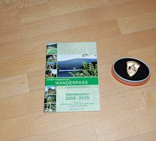 Stempelpass mit Wandernadel in Gold