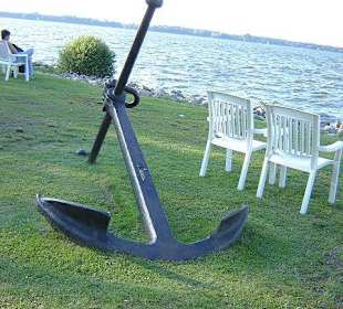 Ansicht eines alten Ankers am Ufer